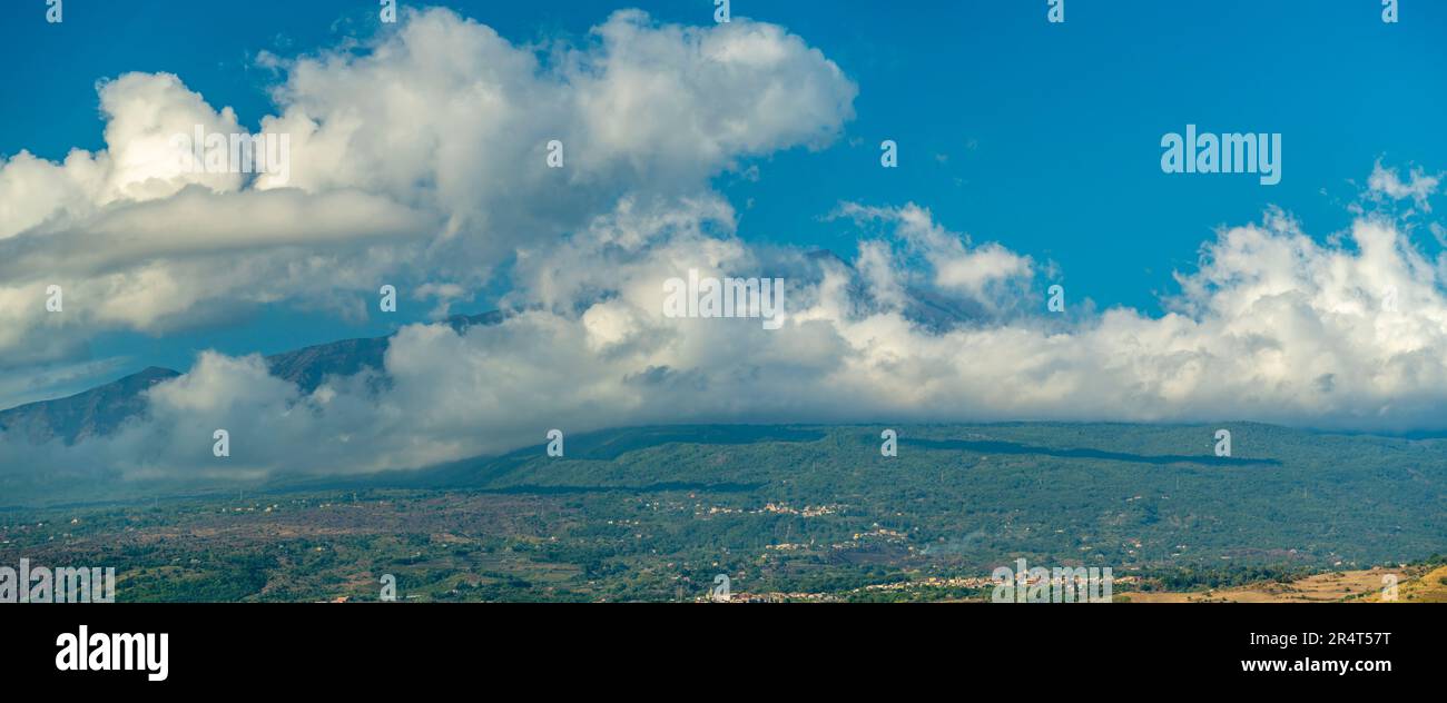 Vue sur les nuages entourant l'Etna vue de Giardini Naxos, Sicile, Méditerranée, Italie, Europe Banque D'Images