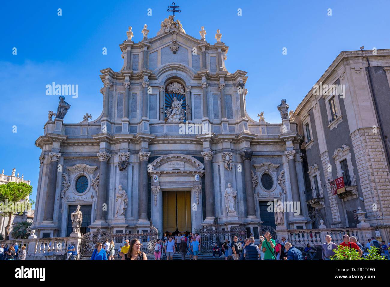 Vue sur le Duomo di Sant'Agata, Piazza Duomo, Catane, Sicile, Italie, Europe Banque D'Images