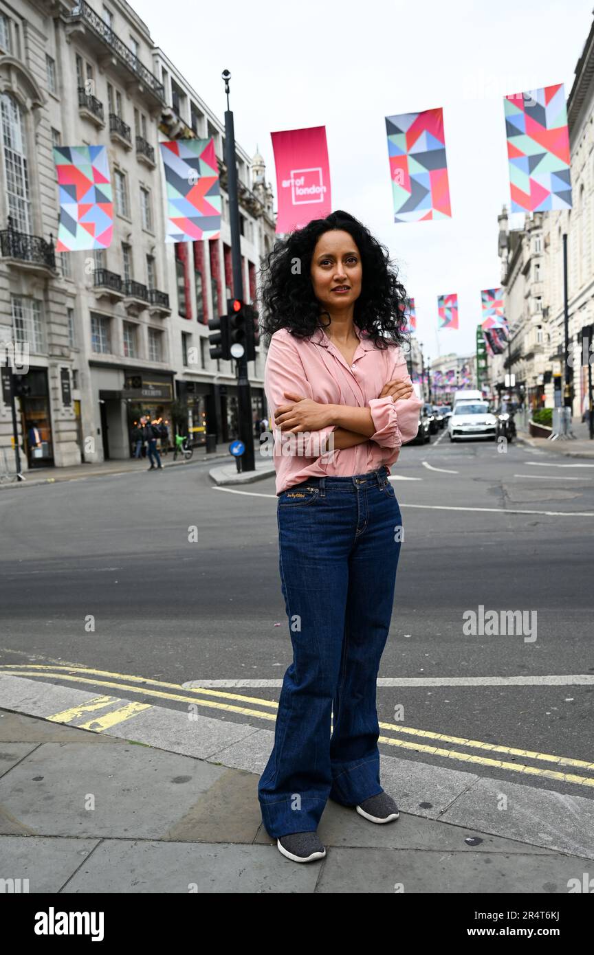 Piccadilly, Londres, Royaume-Uni. 30th mai 2023. L'artiste Rana Begum dévoilera des drapeaux nouvellement conçus à l'intérieur de Piccadilly pour l'été. Les motifs géométriques s'inspirent de l'art et de l'architecture islamiques traditionnels. Des drapeaux vibrants taquent Art of London's Summer Season et sont exposés du 30 mai au 2023 août. Crédit : voir Li/Picture Capital/Alamy Live News Banque D'Images