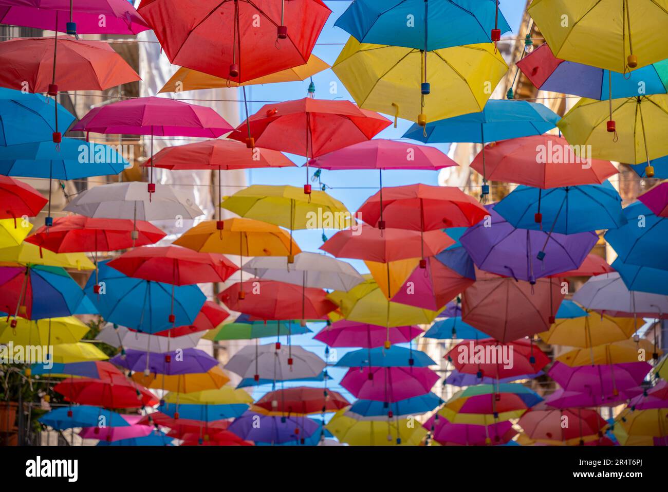 Vue sur les parasols colorés de la via Gisira, Catane, Sicile, Italie, Europe Banque D'Images