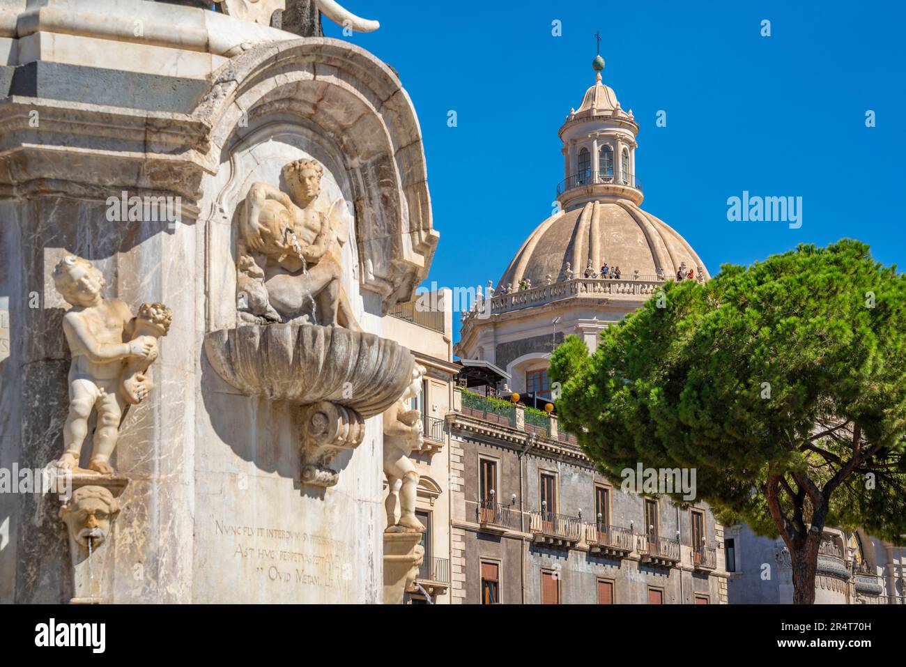 Vue sur la fontaine de l'éléphant et la Chiesa della Badia di Sant'Agata, Piazza Duomo, Catane, Sicile, Italie, Europe Banque D'Images