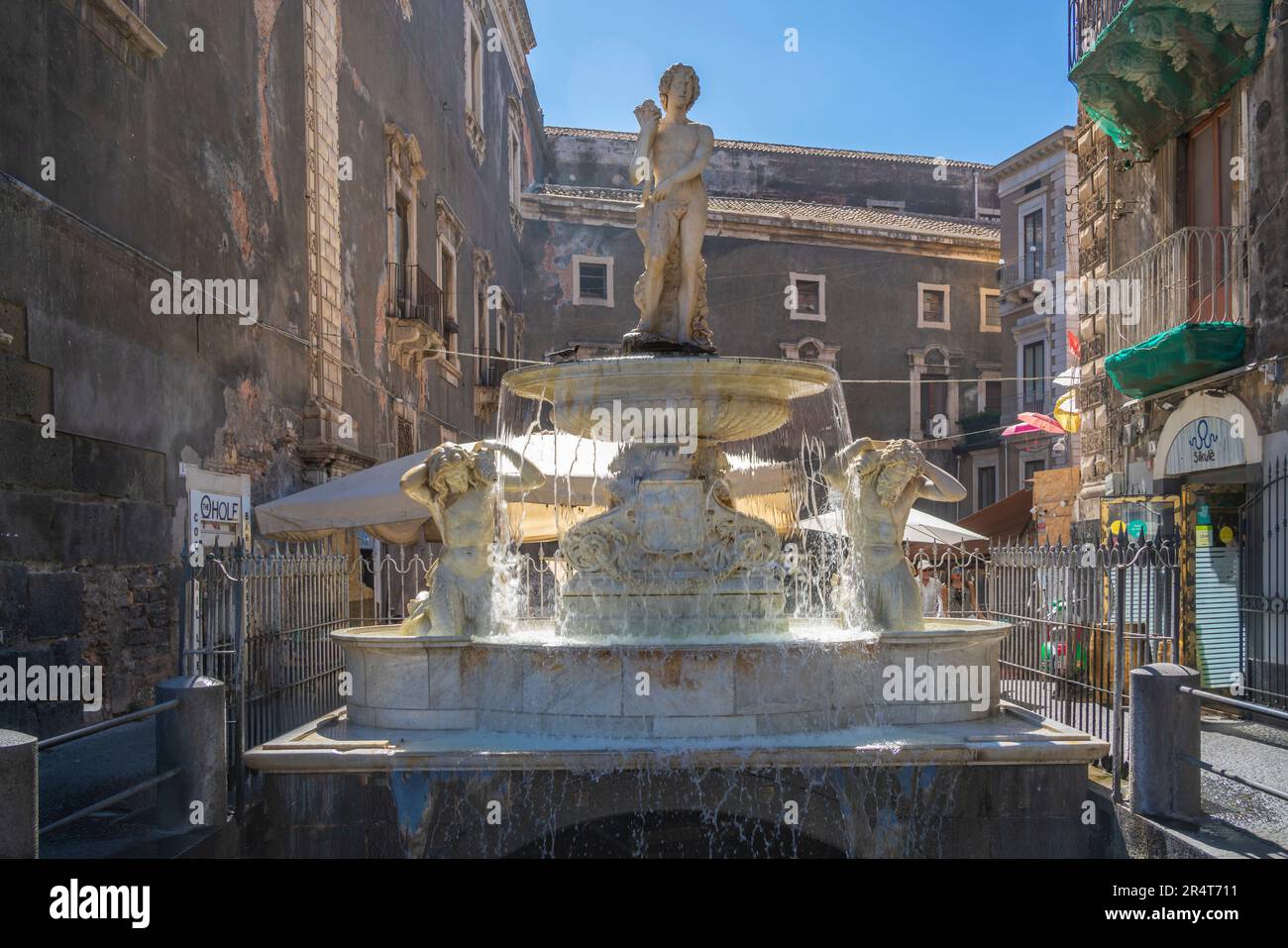 Vue sur la fontaine dell’Amenano, Piazza Duomo, Catane, Sicile, Italie, Europe Banque D'Images