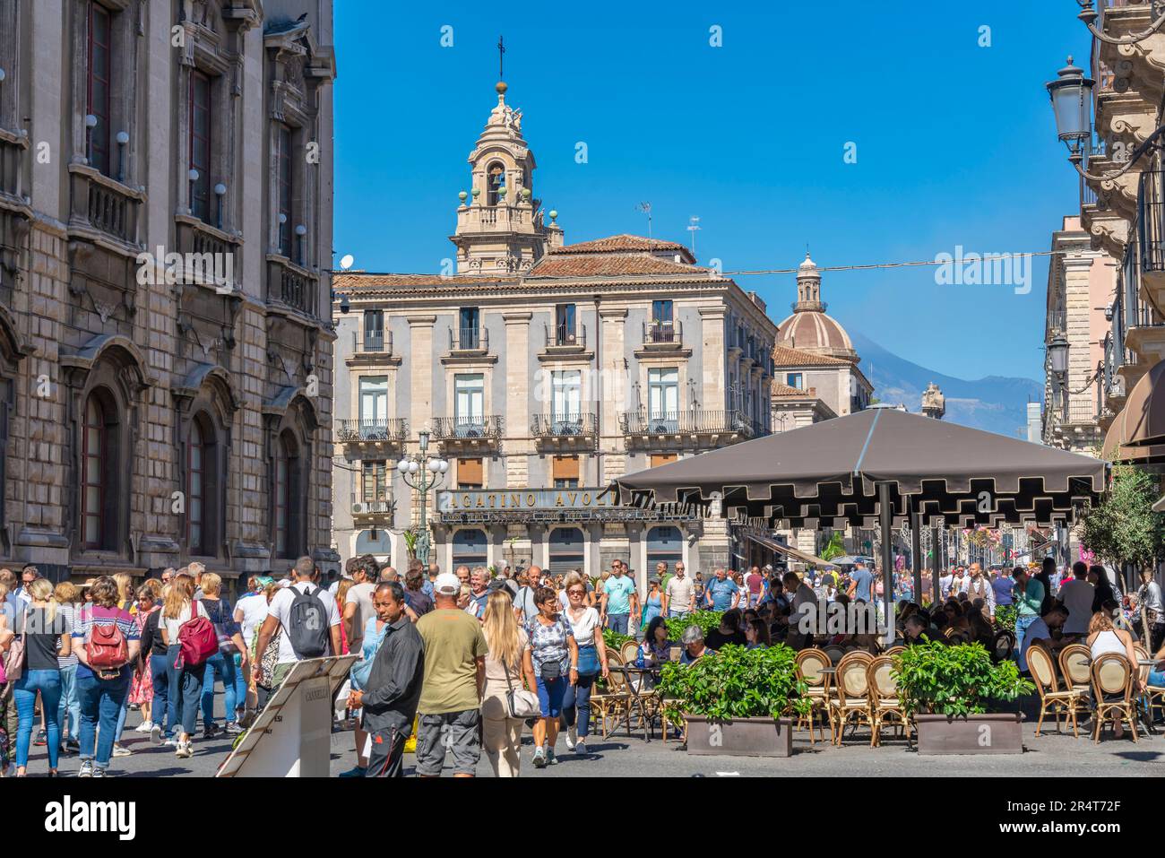 Vue sur la Piazza Duomo et l'Etna en arrière-plan, Catane, Sicile, Italie, Europe Banque D'Images