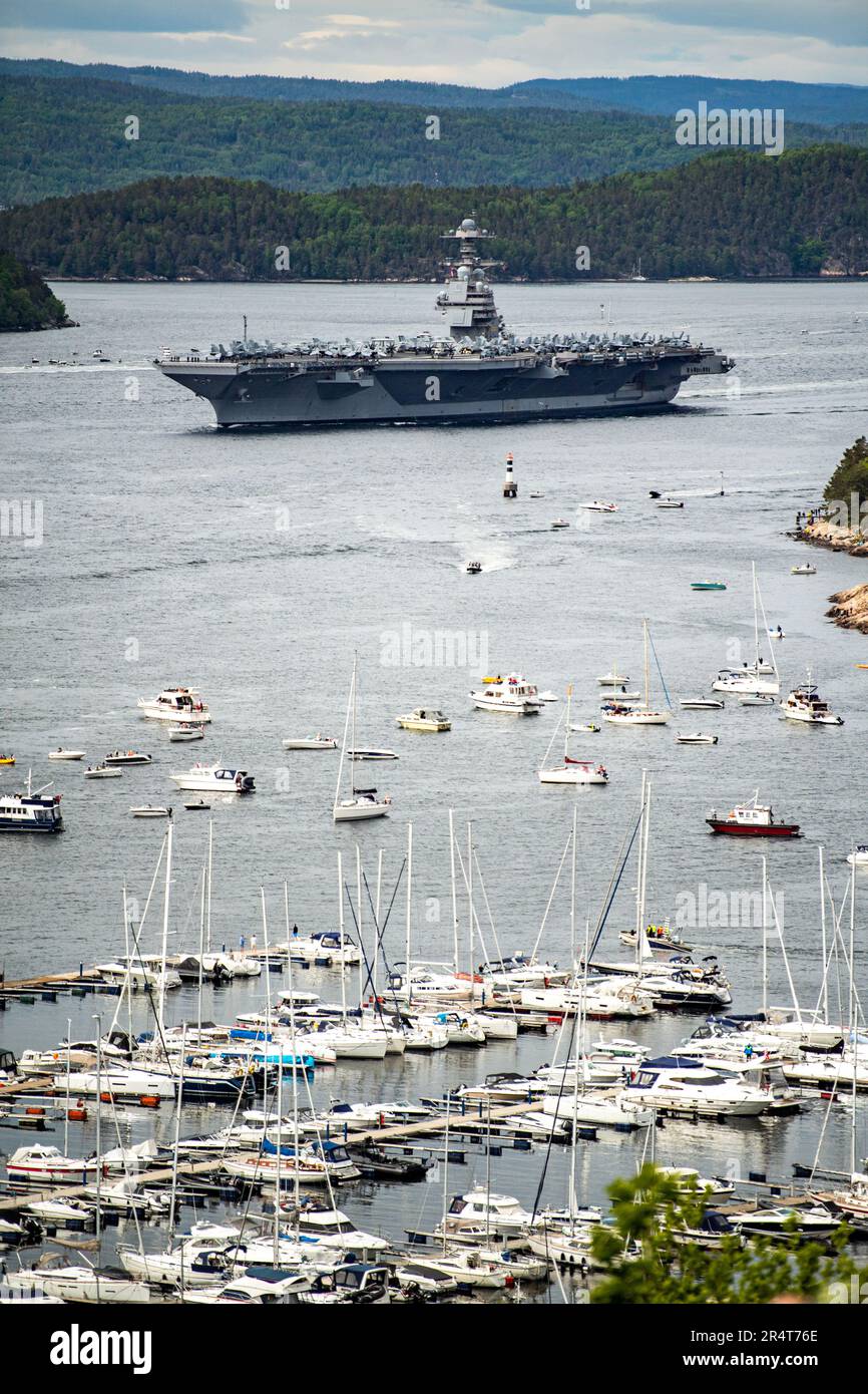 Droebak 20230529.USS Gerald Ford termine sa visite à Oslo. Le navire, qui est le plus grand porte-avions au monde, passe par Droebak en sortant de l'Oslofjord après la visite à Oslo. Photo: Rodrigo Freitas / NTB Banque D'Images