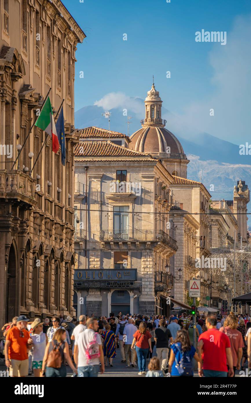 Vue sur la Piazza Duomo et l'Etna en arrière-plan, Catane, Sicile, Italie, Europe Banque D'Images