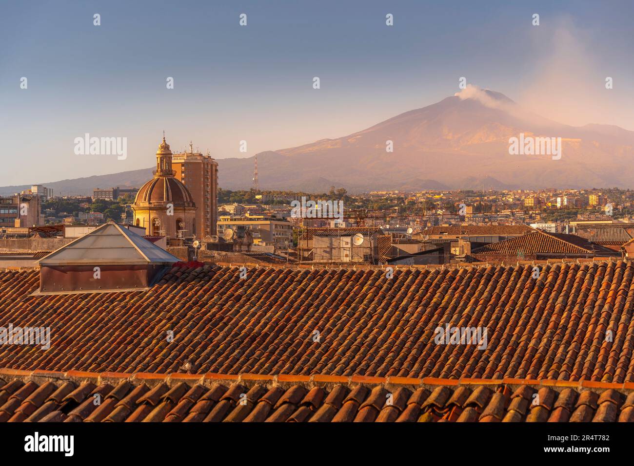 Vue sur les toits et l'Etna, Catane, Sicile, Italie, Europe Banque D'Images