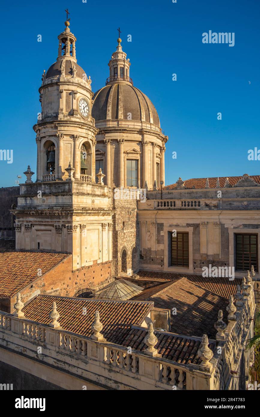 Vue sur les toits et le Duomo di Sant'Agata depuis la position surélevée, Catane, Sicile, Italie, Europe Banque D'Images