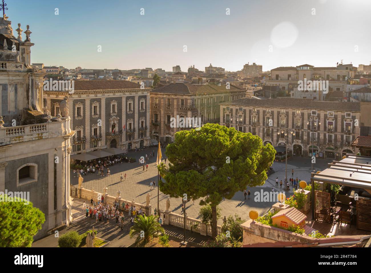Vue sur les toits et la Piazza Duomo depuis la position surélevée, Catane, Sicile, Italie, Europe Banque D'Images