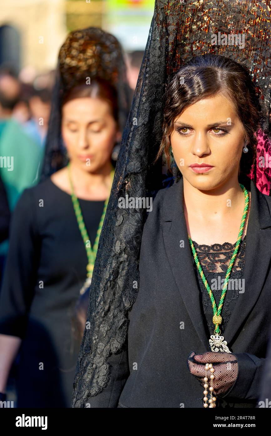 Andalousie Espagne. Procession au Santa Semana (semaine Sainte) à Grenade. Femme qui porte de la mantilla (robe noire) et de la peineta (grand peigne) Banque D'Images