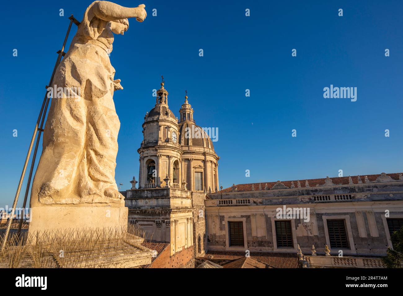 Vue sur les toits et le Duomo di Sant'Agata depuis la position surélevée, Catane, Sicile, Italie, Europe Banque D'Images