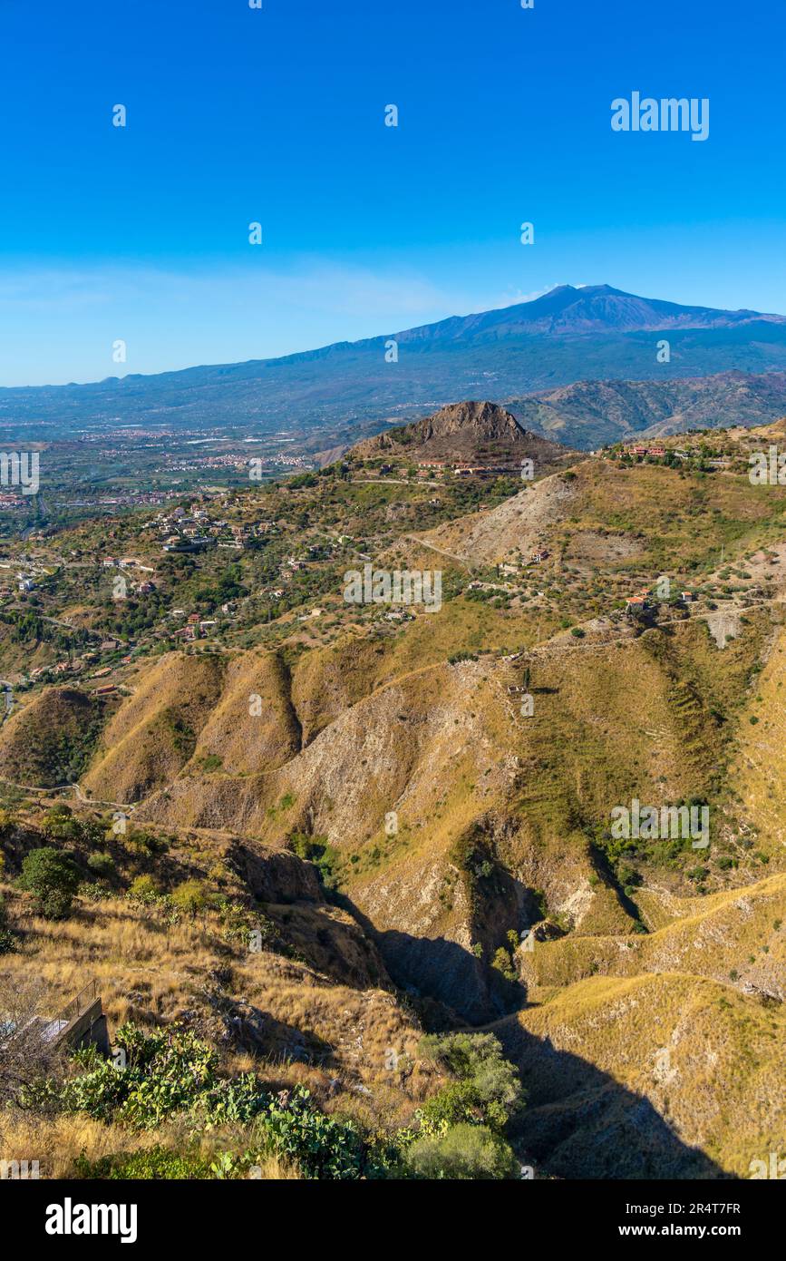 Vue sur le paysage avec l'Etna en arrière-plan de Castelmola, Taormina, Sicile, Italie, Europe Banque D'Images