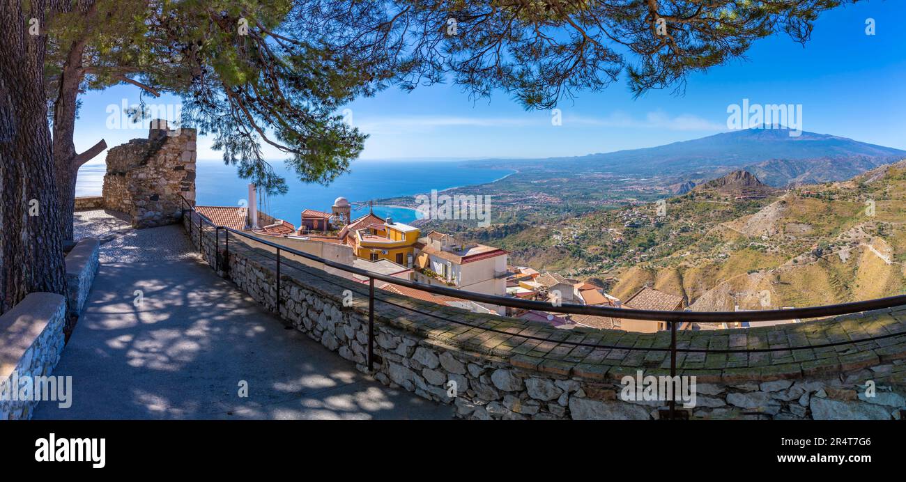 Vue sur Castelmola avec l'Etna en arrière-plan, Taormina, Sicile, Italie, Europe Banque D'Images