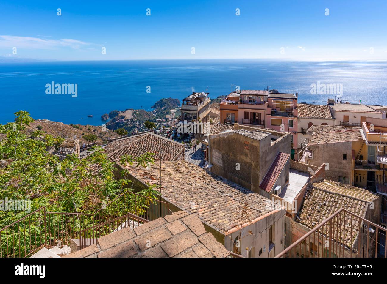 Vue sur Castelmola avec Taormina en arrière-plan, Taormina, Sicile, Italie, Europe Banque D'Images