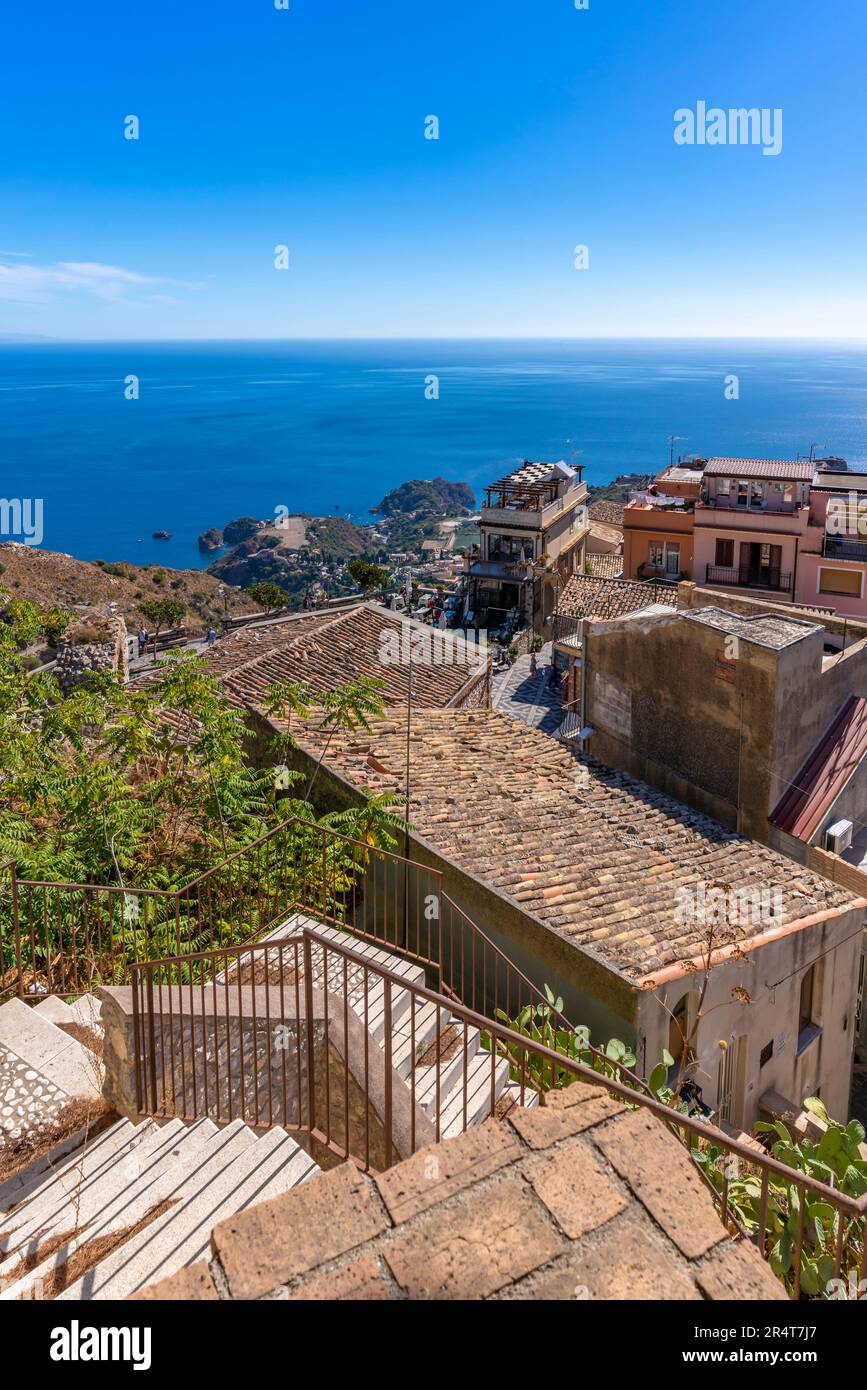 Vue sur Castelmola avec Taormina en arrière-plan, Taormina, Sicile, Italie, Europe Banque D'Images