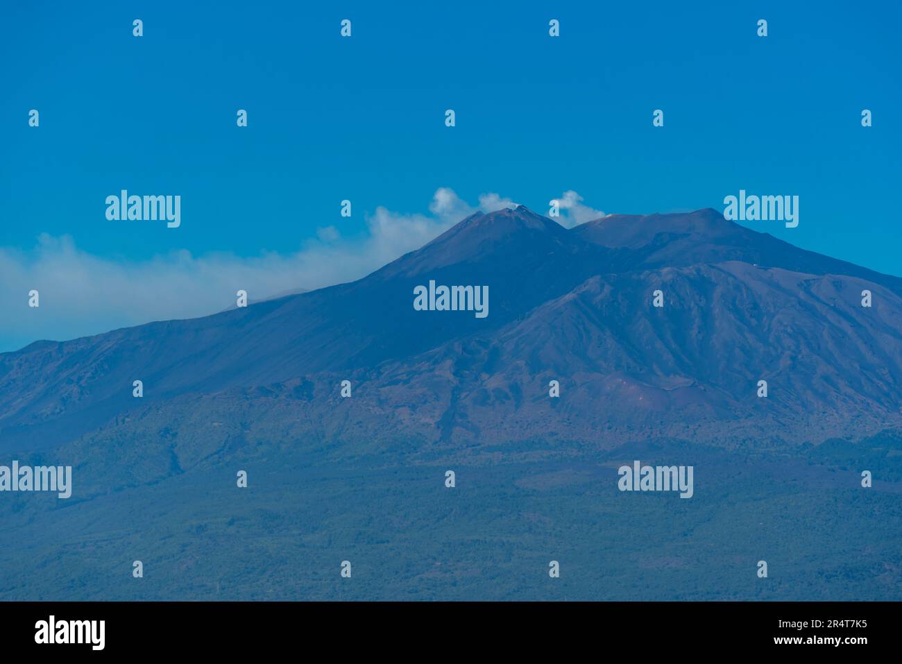 Vue de l'Etna sur le ciel bleu de Castelmola, Taormina, Sicile, Italie, Europe Banque D'Images