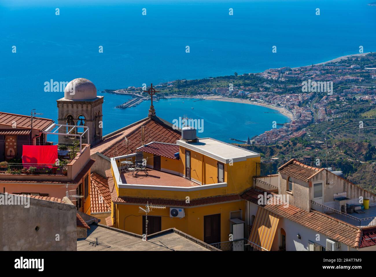 Vue de Castelmola avec Naxos en arrière-plan, Taormina, Sicile, Italie, Europe Banque D'Images