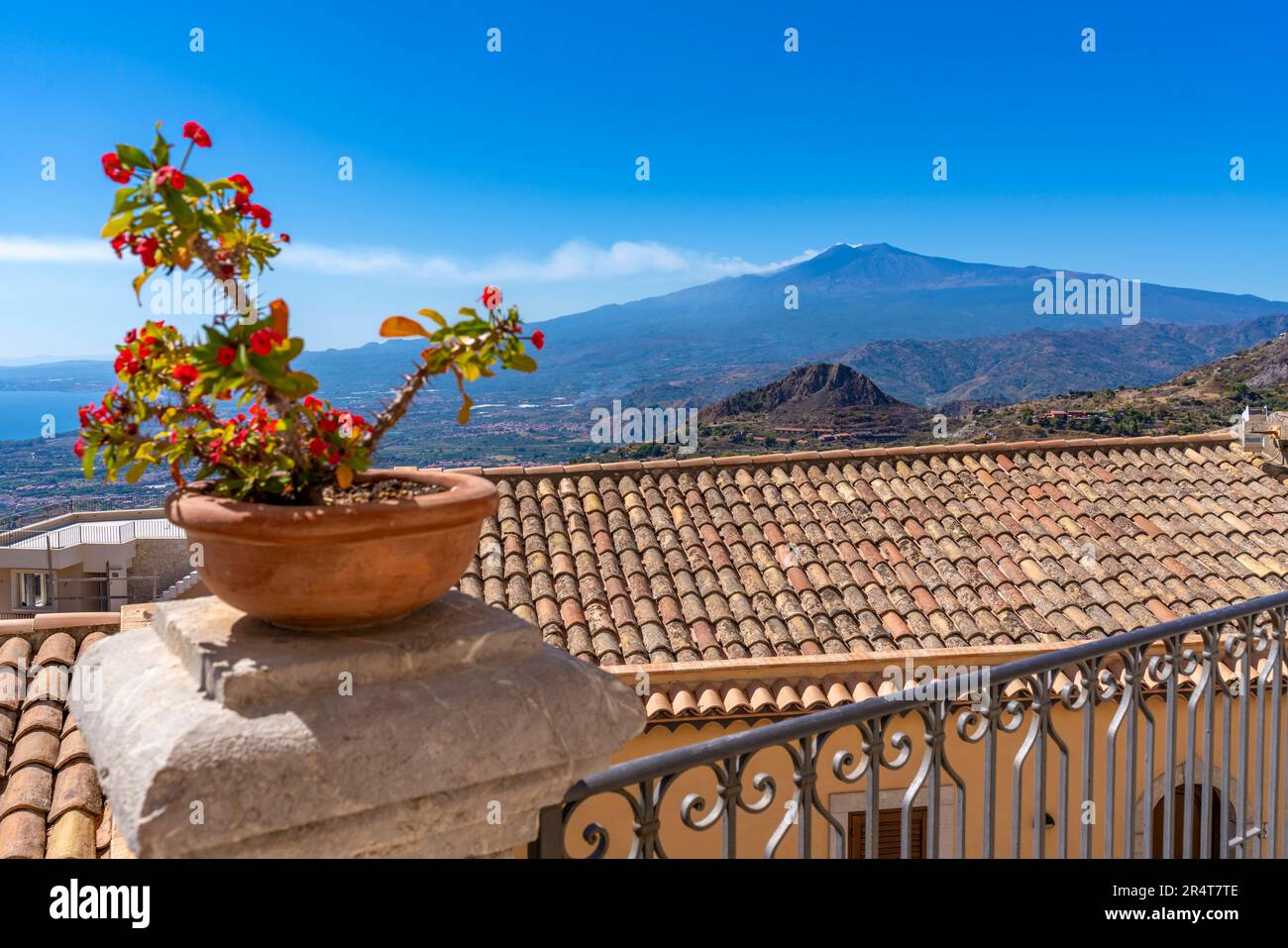 Vue sur Castelmola avec l'Etna en arrière-plan, Taormina, Sicile, Italie, Europe Banque D'Images