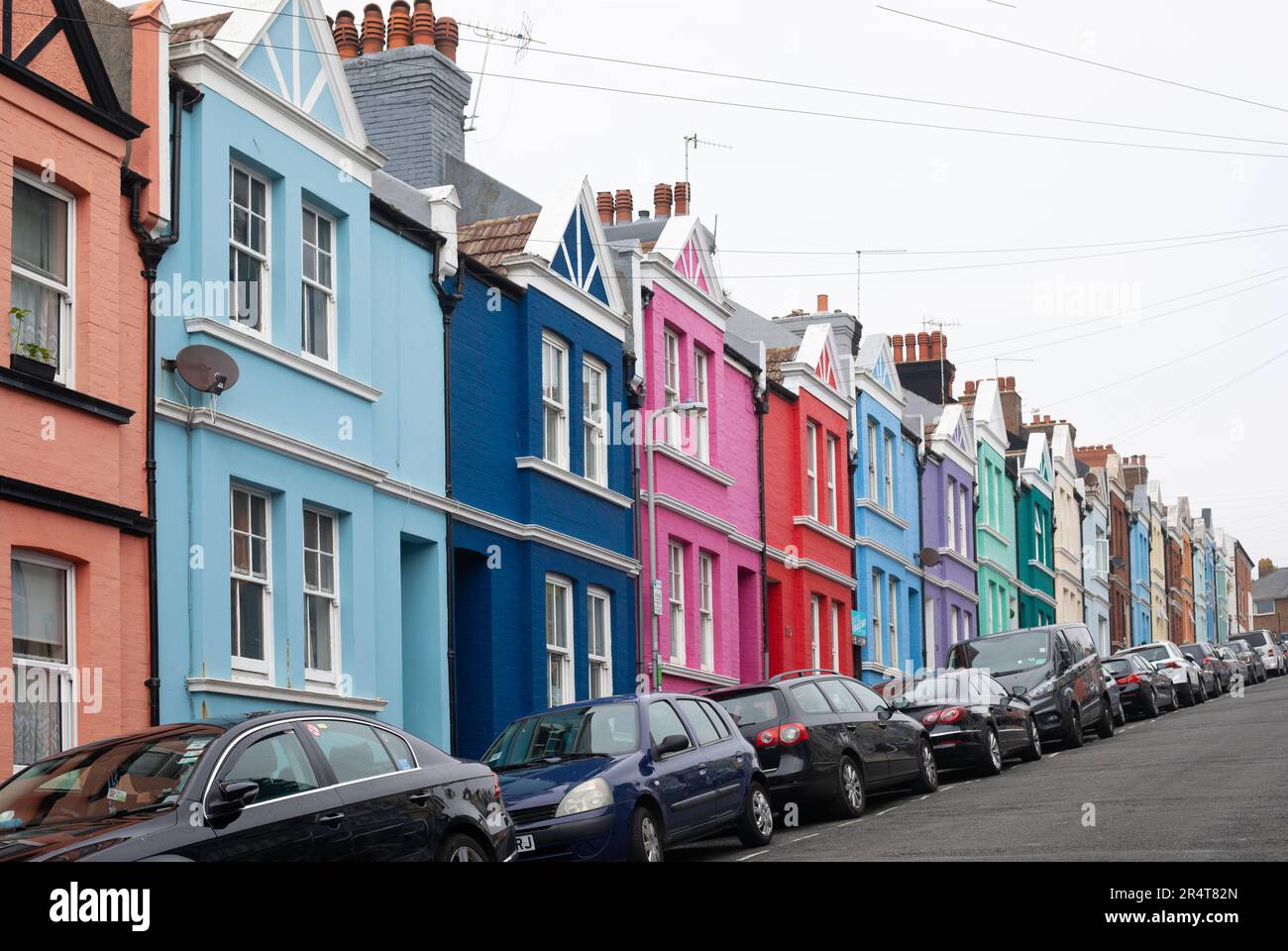 Brighton, Royaume-Uni - 19 mai 2019: Une rangée de maisons en terrasse peintes de couleurs à Brighton sur une colline escarpée. Banque D'Images