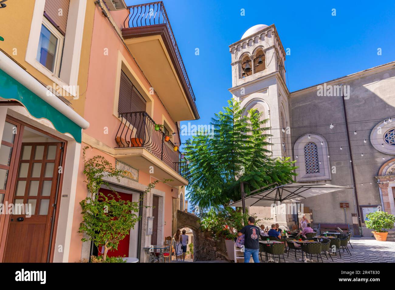 Vue sur l'église Saint-Nicolas de Bari et la Piazza Chiesa Madre à Castelmola, Taormina, Sicile, Italie, Europe Banque D'Images