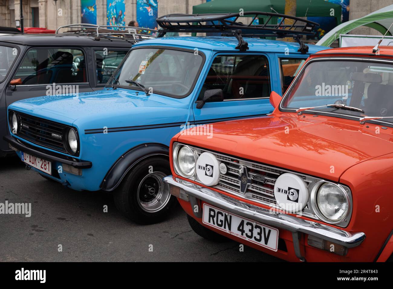 Brighton, Royaume-Uni - 19 mai 2019: Rouge et bleu Mini car Staking partie dans le Londres Brighton Mini Run 2019 sur le front de mer à Brighton Banque D'Images