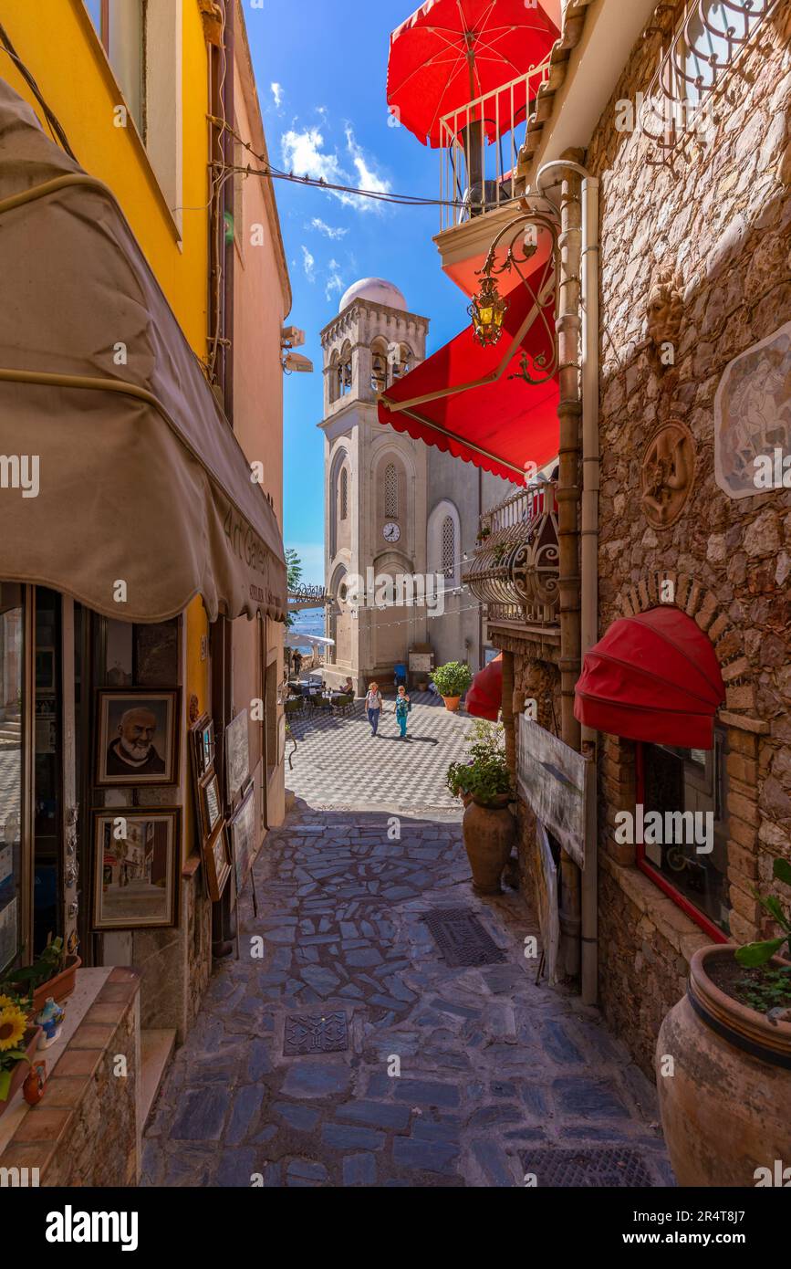 Vue sur la rue étroite menant à l'église Saint-Nicolas de Bari et Piazza Chiesa Madre à Castelmola, Taormina, Sicile, Italie, Europe Banque D'Images