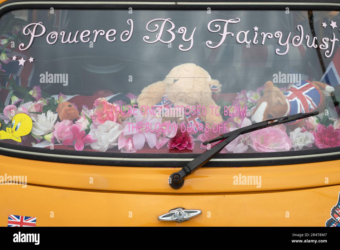 Brighton, Royaume-Uni - 19 mai 2019 : vue détaillée de la fenêtre arrière d'une mini voiture jaune participant à la mini-course 2019 de Londres Brighton. Banque D'Images