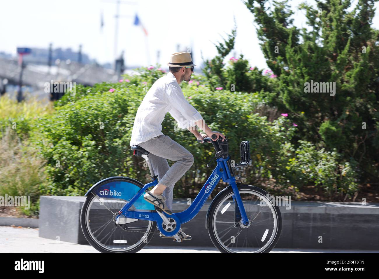 US, New York, Citi vélo sur la piste cyclable dans la zone portuaire historique. Banque D'Images