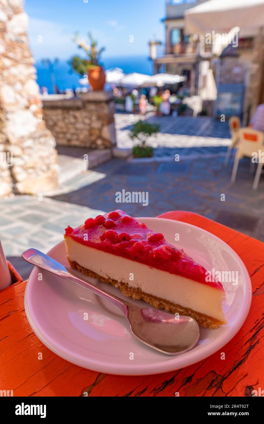 Cheesecake italien à la glace sur la Piazza Saint Antonio, Castelmola, Taormina, Sicile, Italie, Europe Banque D'Images