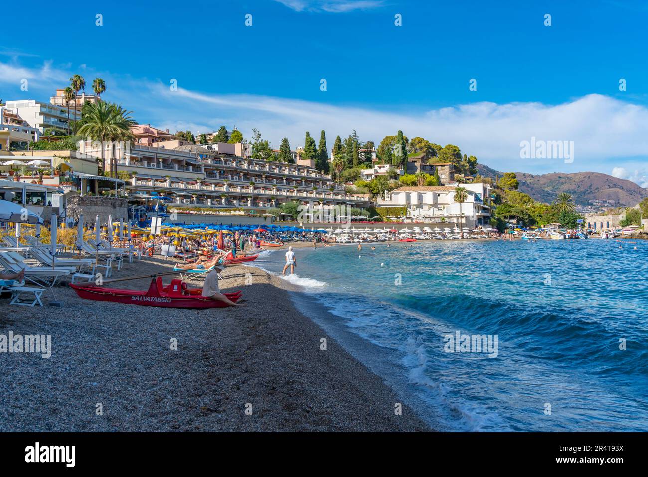 Vue sur la plage de Mazzaro par beau temps, Mazzaro, Taormina, Sicile, Italie, Europe Banque D'Images