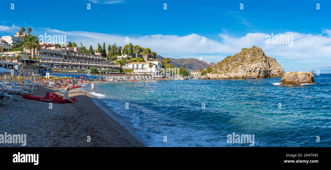 Vue sur la plage de Mazzaro par beau temps, Mazzaro, Taormina, Sicile, Italie, Europe Banque D'Images