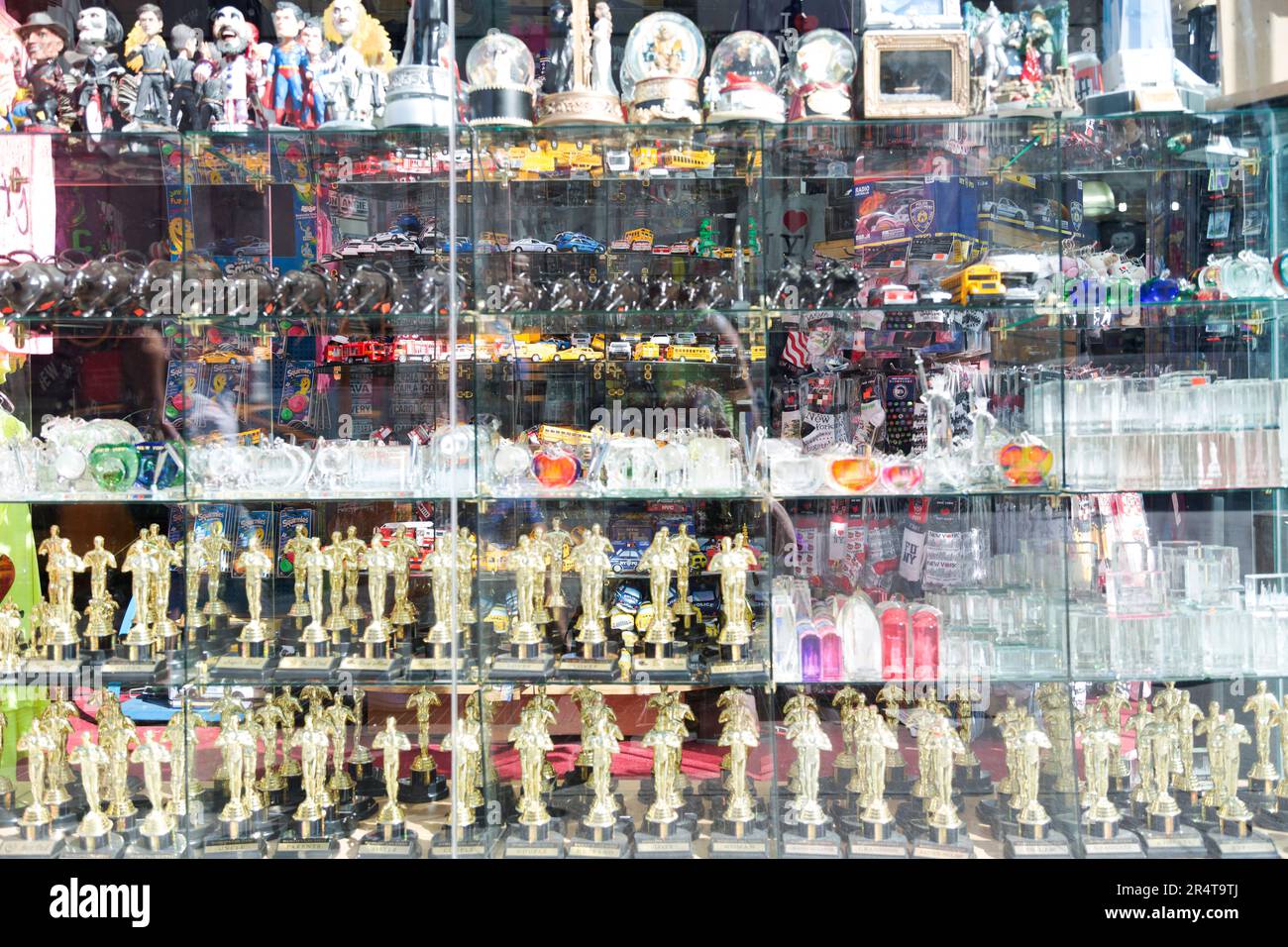 US, New York, souvenirs touristiques à vendre dans la vitrine Times Square. Banque D'Images