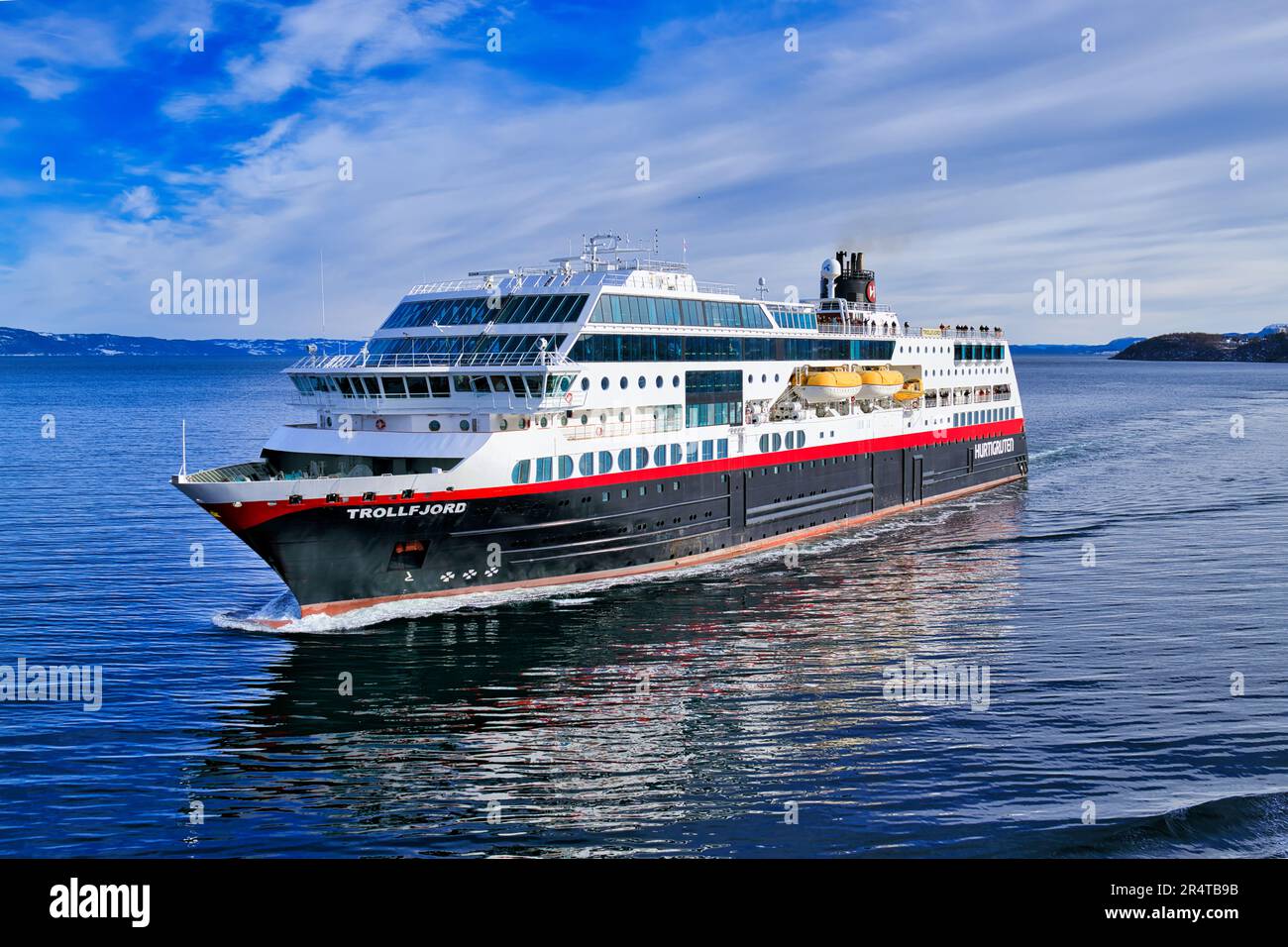 Navire Hurtigruten MS Trollfjord naviguant sur un fjord au départ de Trondheim en Norvège Banque D'Images