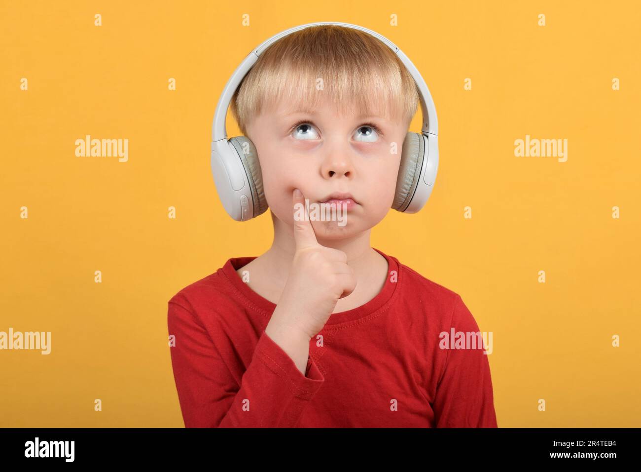 enfant mignon de garçon en écoutant de la musique dans un casque Banque D'Images