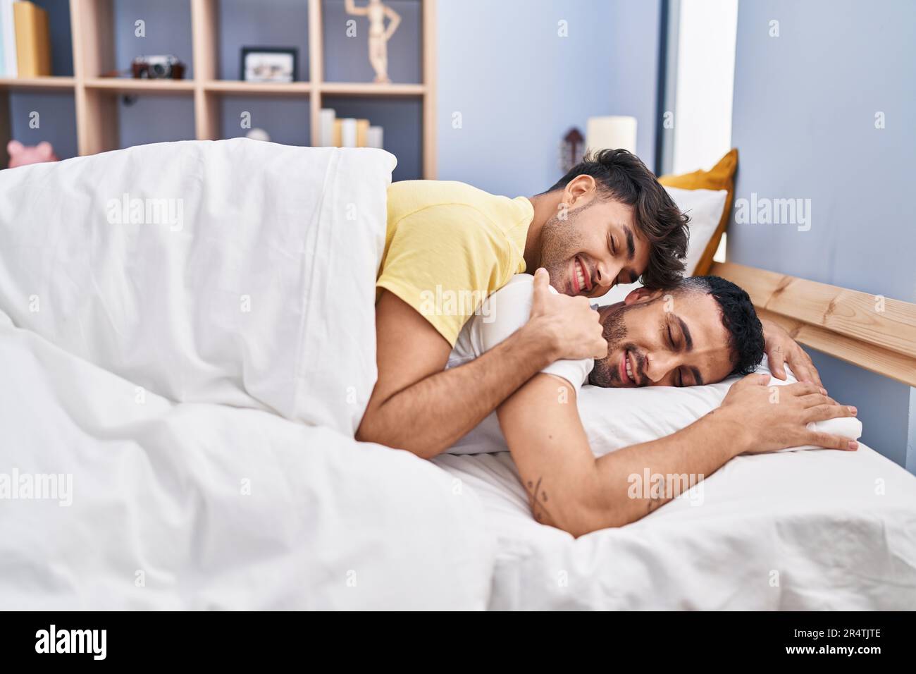Deux hommes couple s'embrassant l'un l'autre allongé sur le lit à la  chambre Photo Stock - Alamy