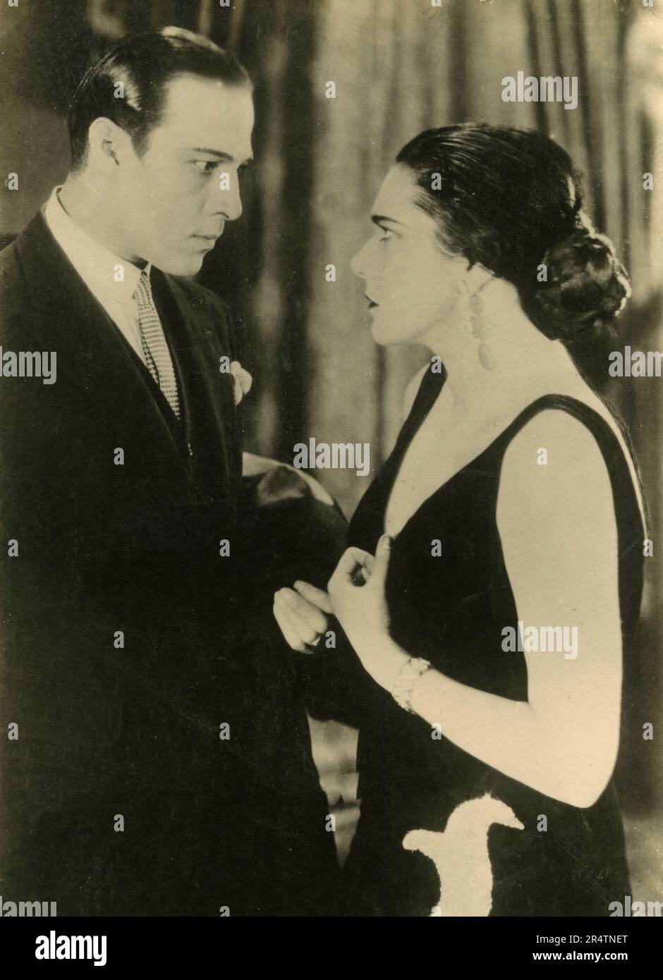 Les acteurs italiens-américains Rudolph Valentino et Nita Naldi dans le film Cobra, 1925 Banque D'Images