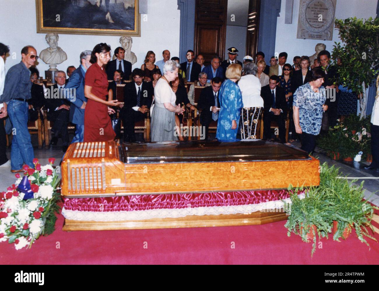 Personnes rendant hommage à l'acteur italien Vittorio Gassman dans la salle funéraire du Capitole, Rome, Italie 2000 Banque D'Images