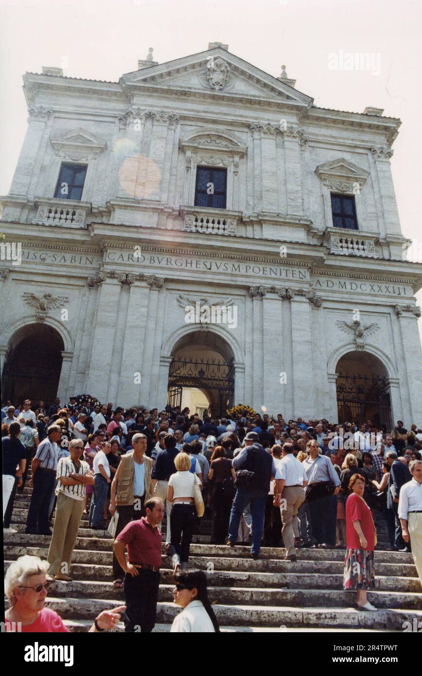 Les gens à l'extérieur de St. Eglise Gregorio assister aux funérailles de l'acteur italien Vittorio Gassman, Rome, Italie 2000 Banque D'Images