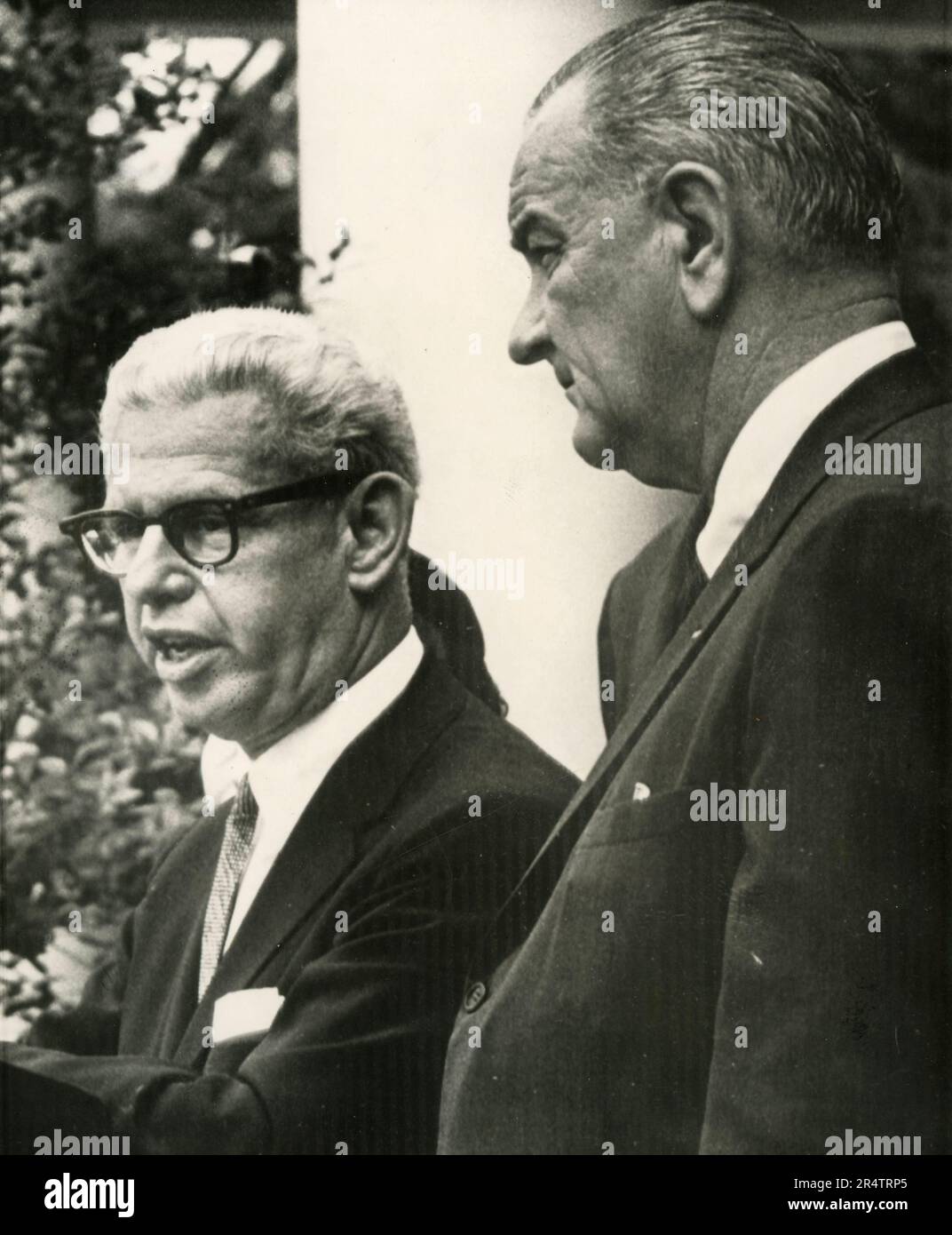 Le secrétaire AMÉRICAIN au travail Arthur Goldberg et le président américain Lyndon Johnson lors d'une conférence de presse, USA 1966 Banque D'Images