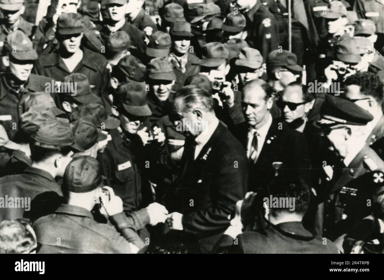 LE président AMÉRICAIN Lyndon Johnson rend visite aux soldats américains au camp Stanley, Corée du Sud 1966 Banque D'Images