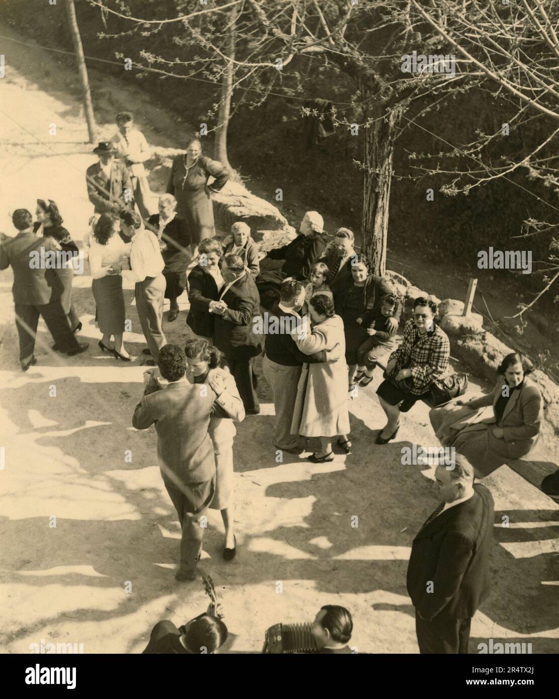 Les paysans dansant fête avec la musique dans le vignoble, Italie 1950s Banque D'Images