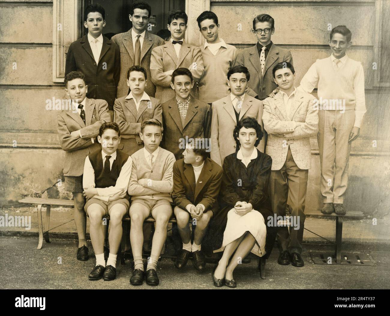 Photo de classe des garçons de l'école moyenne avec un jeune enseignant, Italie 1960s Banque D'Images