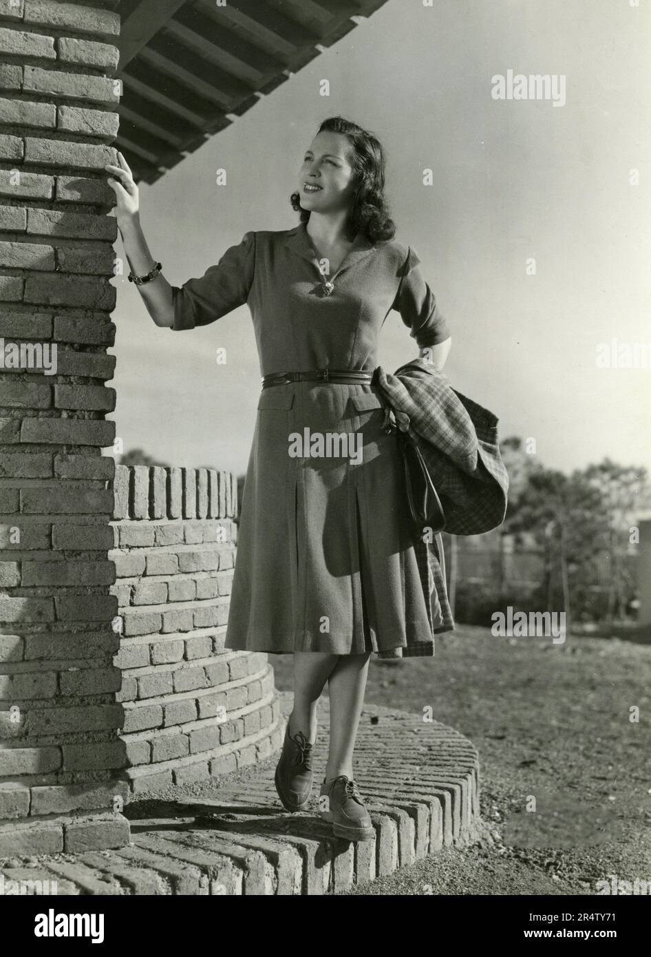 Mode pour femmes: Modèle portant une robe à l'extérieur, Italie 1940s Banque D'Images