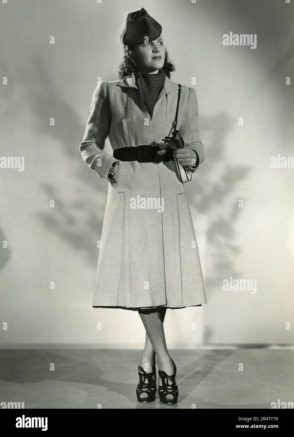 Mode pour femmes: Modèle portant un manteau et un chapeau, Italie 1940s Banque D'Images