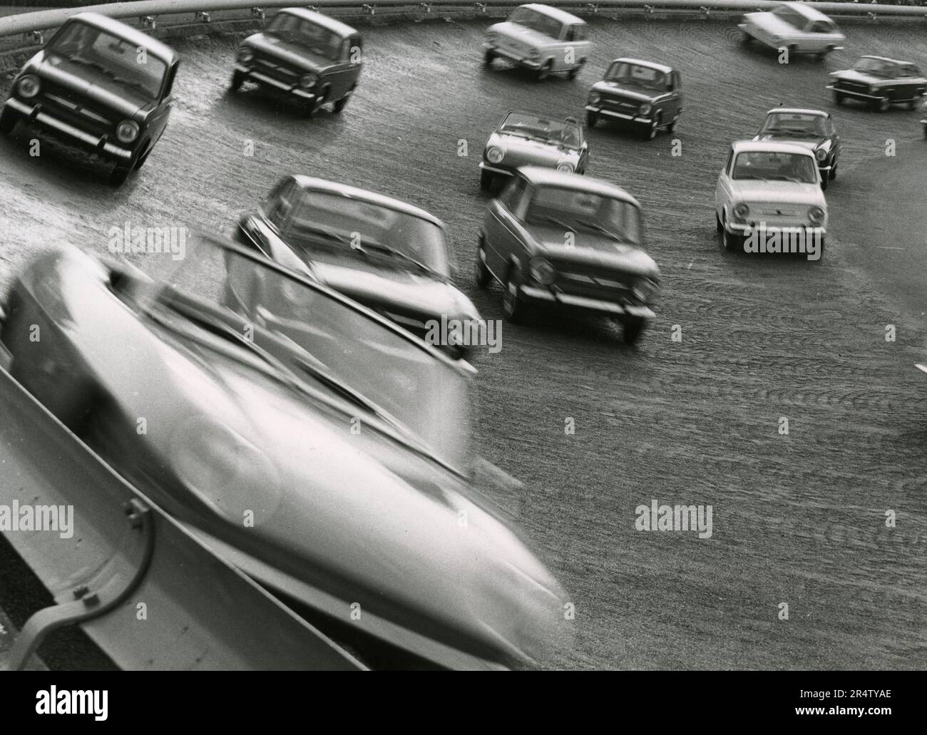 Différentes versions de l'automobile FIAT 850 conduite sur la piste de toit du Lingotto, Turin, Italie 1960s Banque D'Images