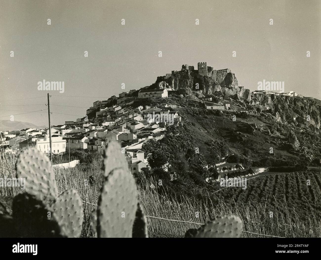 Vue sur un village et un château au sommet d'une colline, Espagne 1970s Banque D'Images