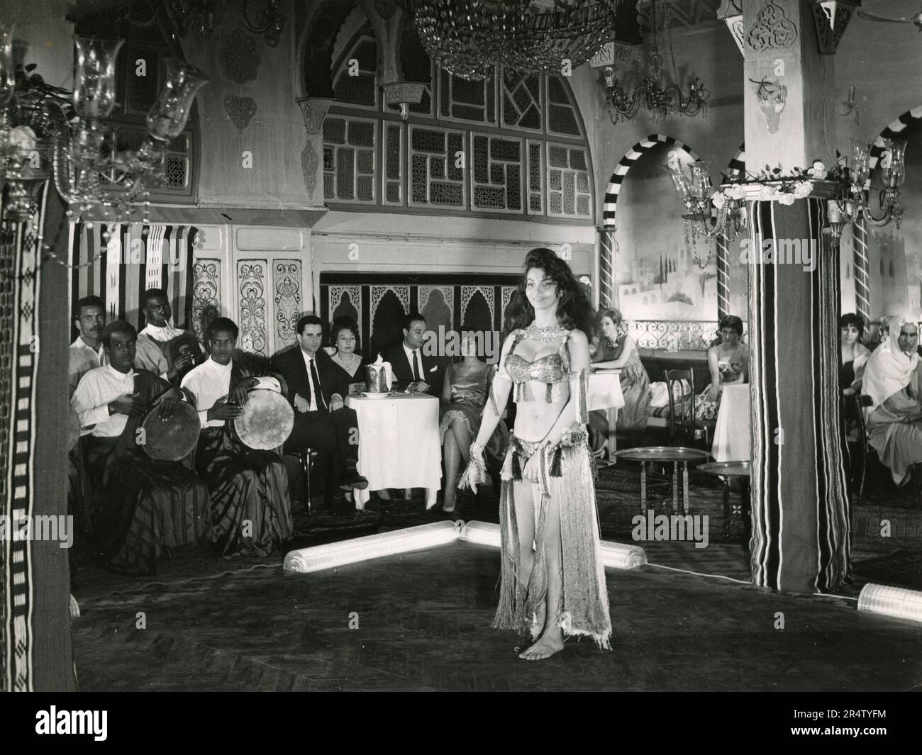 Danseuse jeune danseuse vêtue de style oriental, scène d'un film, Italie 1970s Banque D'Images