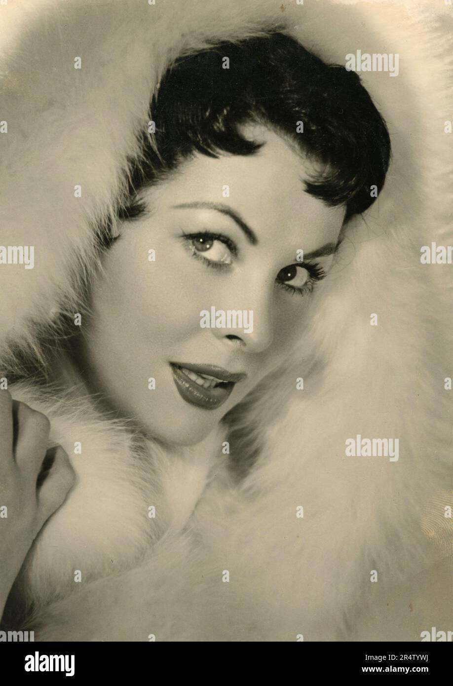 Actrice allemande Ursula Thiess en fourrure blanche, USA 1950s Banque D'Images
