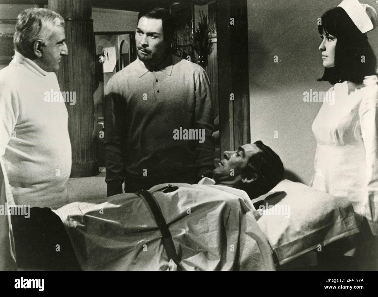 L'acteur italien Adolfo Celi et l'acteur écossais Neil Connery dans le film Operation Kid Brother, USA 1967 Banque D'Images