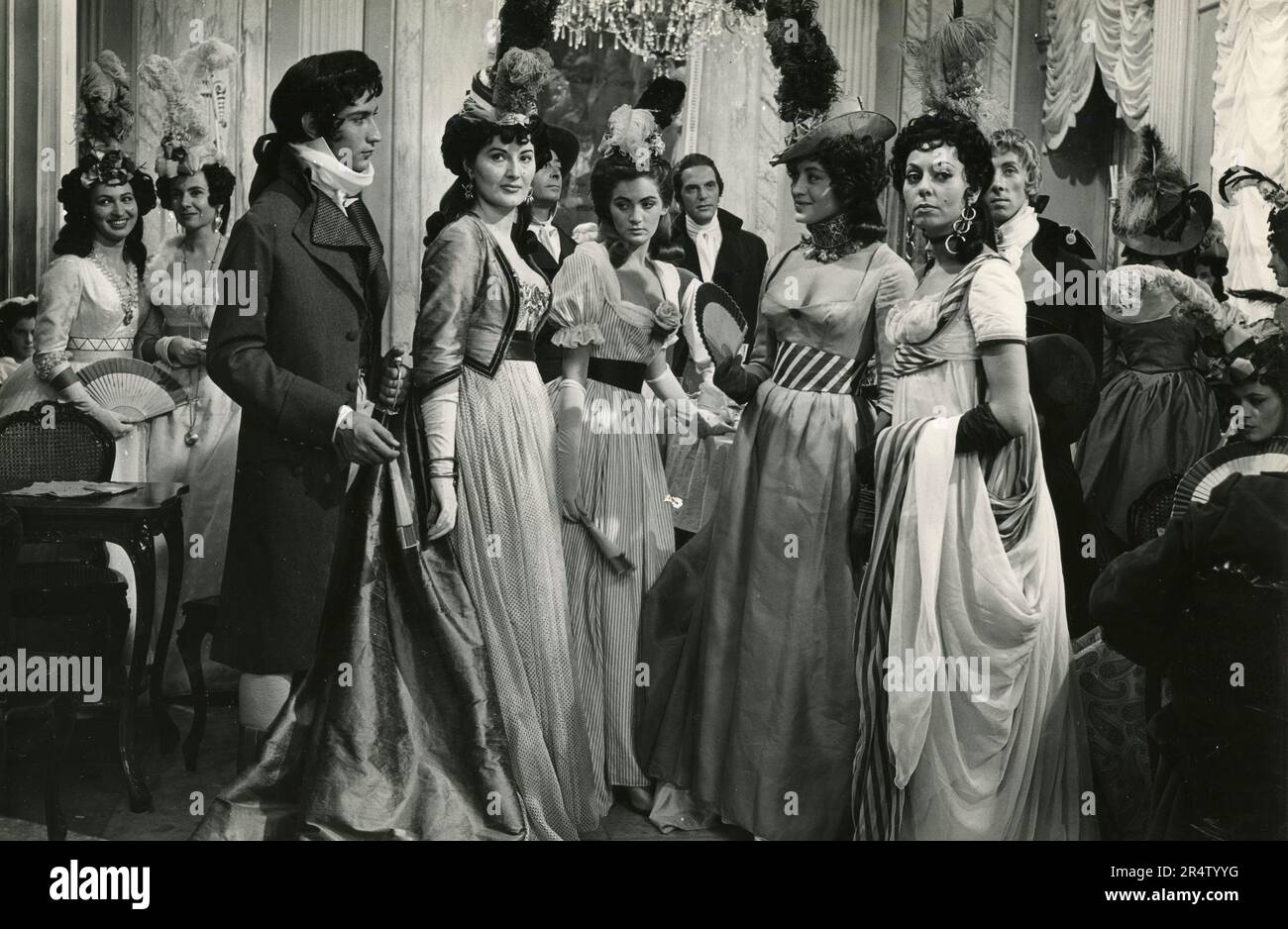 Scène d'un film non identifié avec actrices en costume, 1960s Banque D'Images