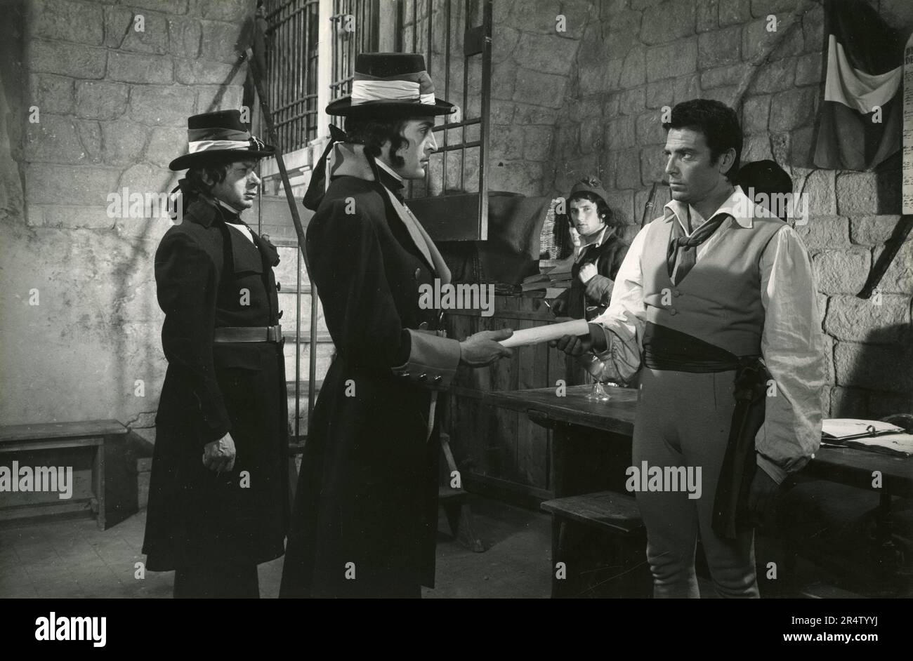 Scène d'un film non identifié avec des acteurs en costume, 1960s Banque D'Images